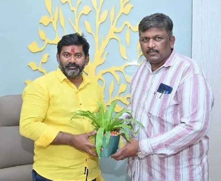 ఎమ్మెల్యే బోనెల విజయచంద్రను కలిసిన నూతన మున్సిపల్ కమిషనర్ - Udayam