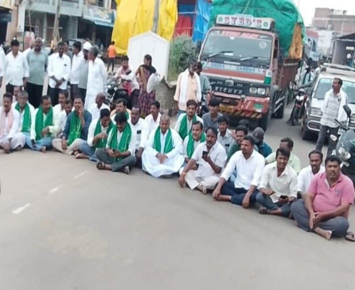 నాణ్యమైన విద్యుత్ అందించాలని రైతుల ఆందోళన - Udayam