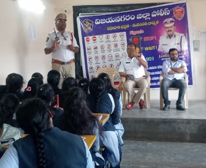 పలు అంశాలపై విద్యార్థులకు సీఐ అవగాహన - Udayam