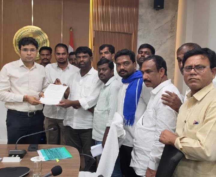 అంబేద్కర్ భవనాన్ని ఎస్సీడీడీకి అప్పగించాలని కలెక్టర్ కు వినతి - Udayam