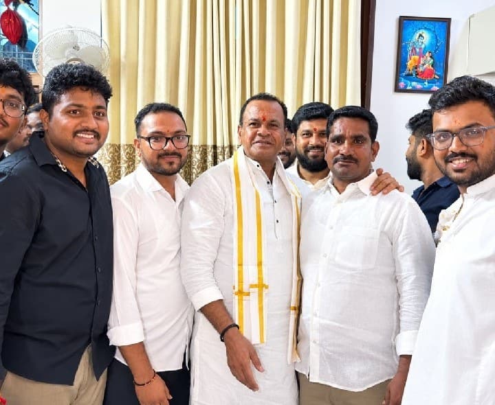మంత్రిని తేనేటివి విందుకు ఆహ్వానించిన పారిజాత నర్సింహారెడ్డి - Udayam