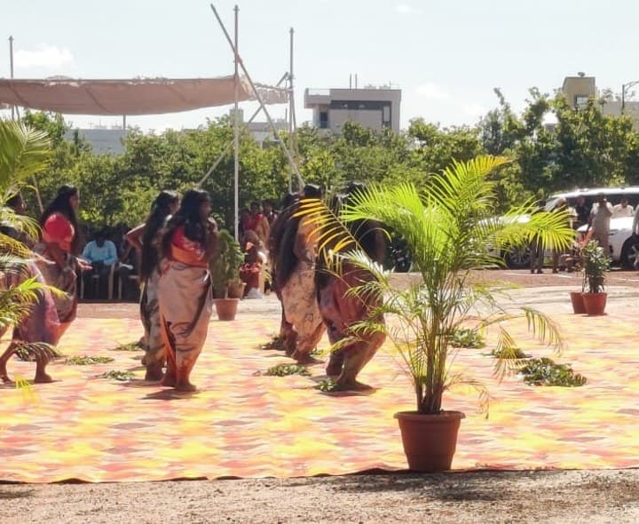 మండుటెండలో విద్యార్థులు - Udayam