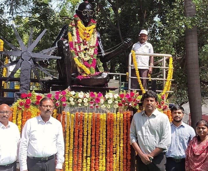 గాంధీ జయంతి వేడుకల్లో కమిషనర్ వినయ్ కృష్ణారెడ్డి - Udayam