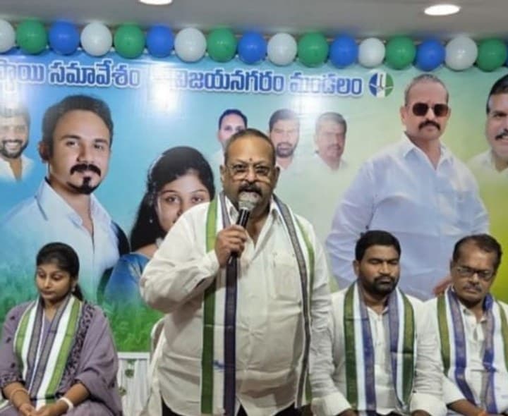 మాజీ ఎమ్మెల్యే ఆద్వర్యంలో వైసీపీ విస్తృతస్థాయి సమావేశం - Udayam