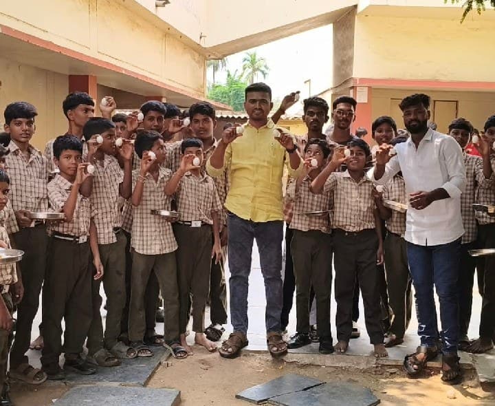 విద్యార్థుల కడుపు కొడుతున్న కాంట్రాక్టర్ పై చర్యలు తీసుకోవాలి - Udayam