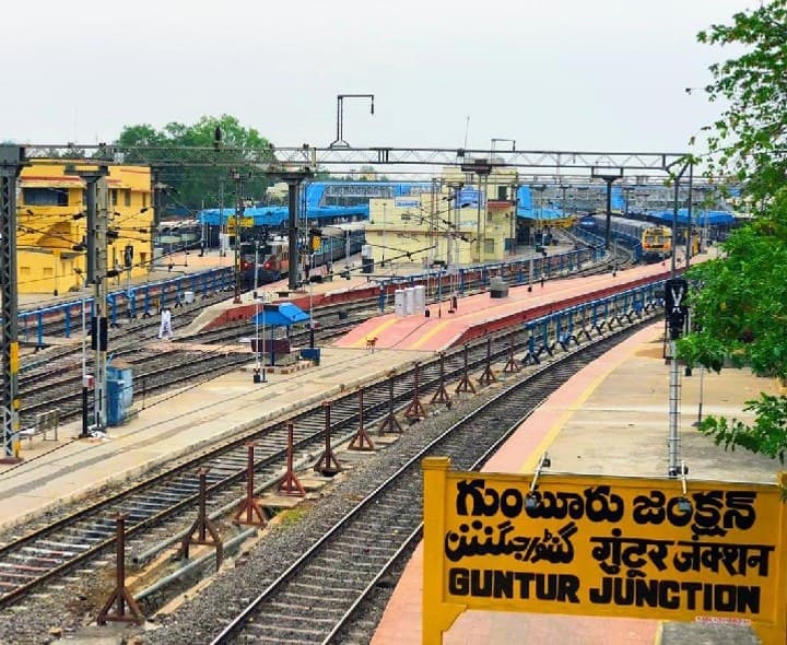 పండుగల వేళ ప్రత్యేక రైళ్లు - Udayam