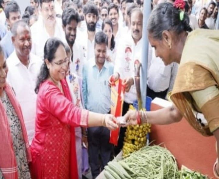 రైతు బజారు ప్రారంభించి తోలి బోణీ చేసిన ఎమ్మెల్యే - Udayam