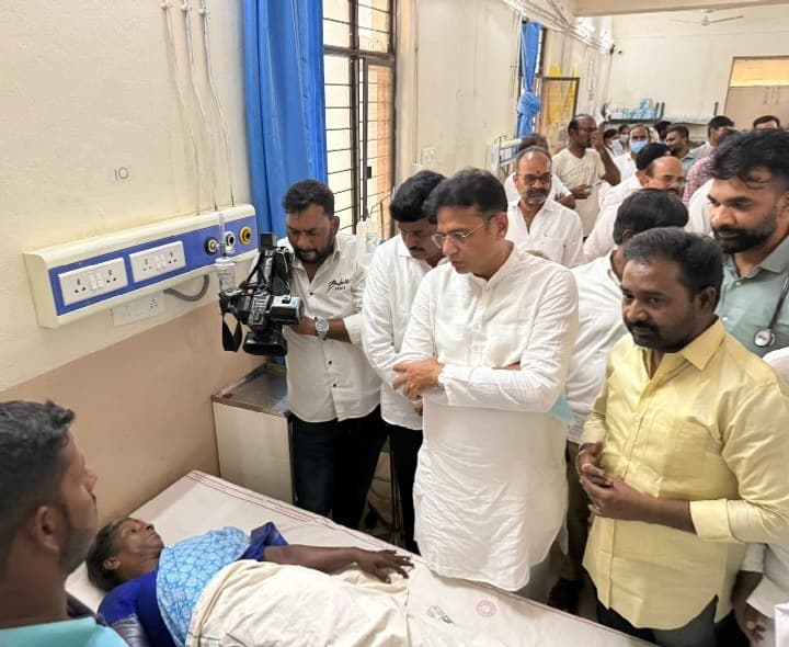 అనంతగిరి బస్సు ప్రమాద బాధితులకు మంత్రి తో కలిసి కాట శ్రీనివాస్ గౌడ్ పరామర్శ - Udayam