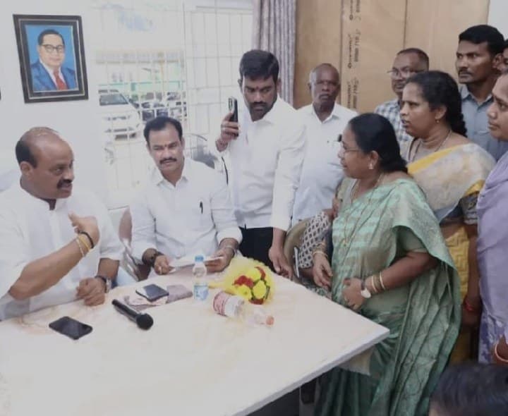 పారిశుద్ధ్యం పై మంత్రి సమీక్ష - Udayam