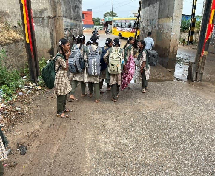 విద్యార్థులను ఆటోల నుంచి దించివేత కాలనీలో ఆందోళన - Udayam