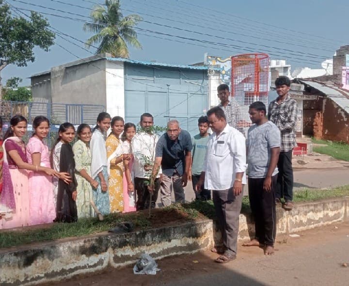 మొక్కల సంరక్షణతోనే భావితరాలకు భవిష్యత్తు - Udayam