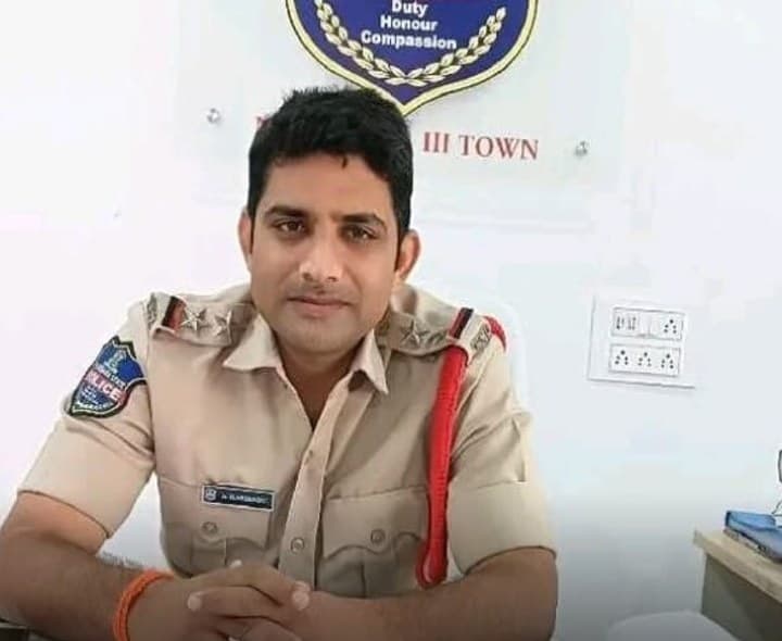 నిజామాబాద్ జిల్లాలో వ్యభిచార గృహం పై పోలీసుల దాడి - Udayam
