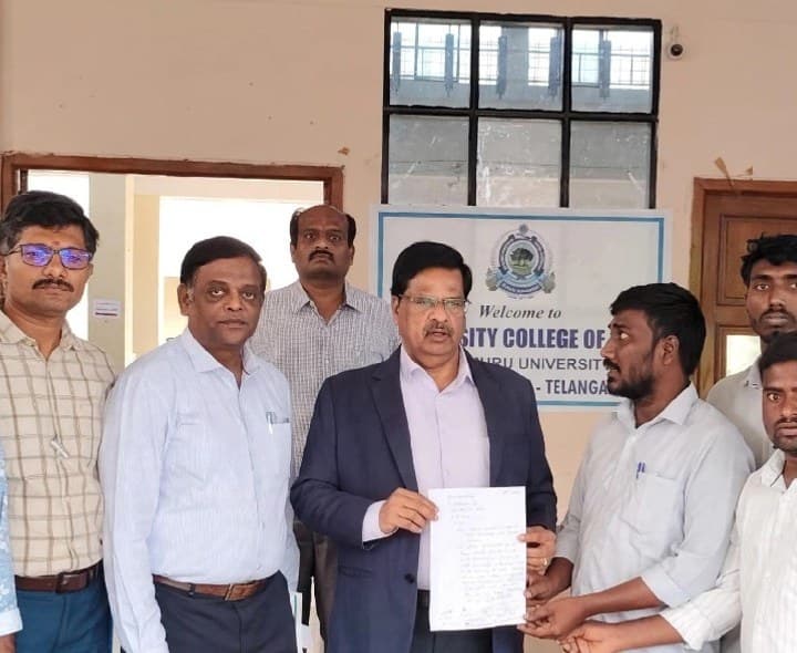 హాస్టల్ వసతి కల్పించాలని డిమాండ్ - Udayam