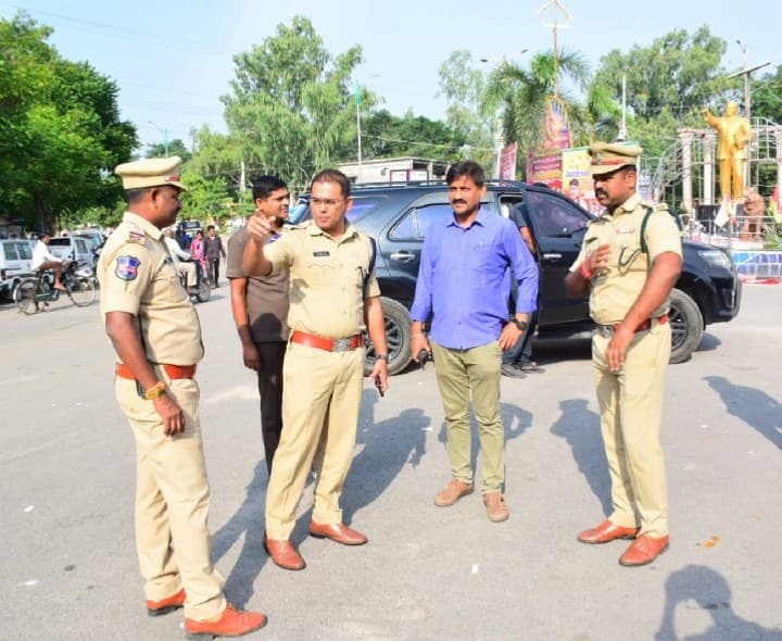సమిష్టి కృషితో ప్రశాంతంగా ముగిసిన గణేష్ విగ్రహాల నిమజ్జనం - Udayam
