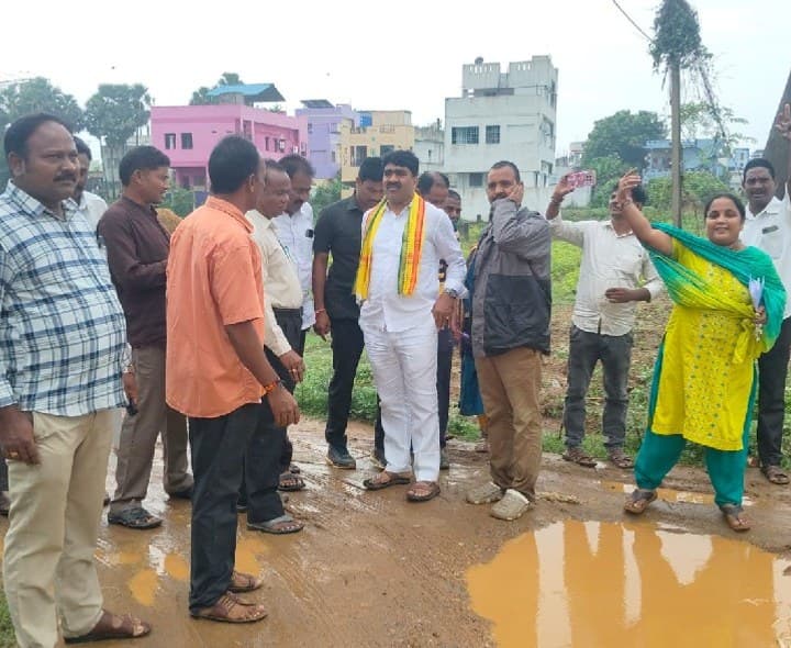 లక్ష్మీ నగర్ రోడ్ల పరిస్థితిని పరిశీలించిన ఎమ్మెల్యే - Udayam