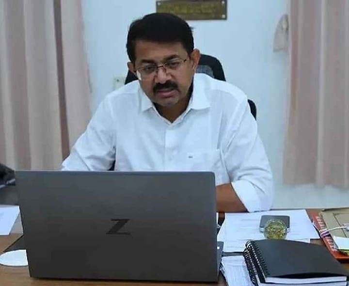 రహదారి భద్రతా కమిటీ సమావేశం నిర్వహించిన కలెక్టర్ - Udayam