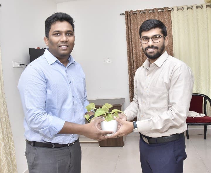 సీఈఓ సగిలి షణ్మోహన్ ను స్వాగతం పలికిన కలెక్టర్ - Udayam