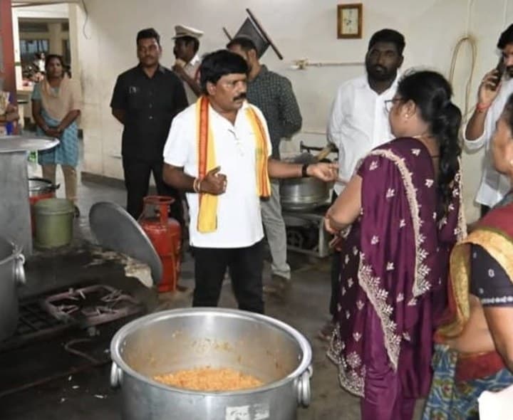 గురుకులంలో ఎమ్మెల్యే ఆకస్మిక తనిఖీ - Udayam
