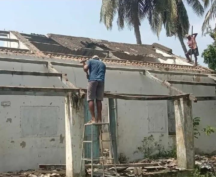 దేవాదిలో పాఠశాల శిథిల భవనం తొలగింపు - Udayam