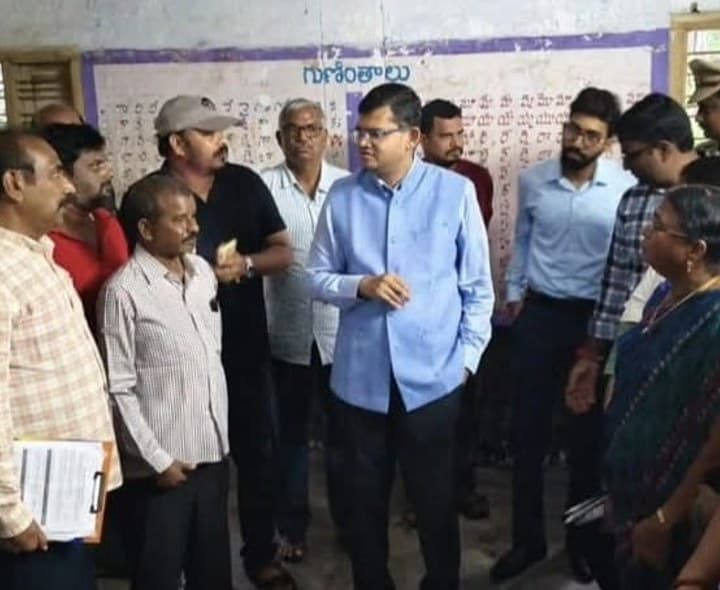 తీర ప్రాంతాలను పరిశీలించిన కలెక్టర్ - Udayam