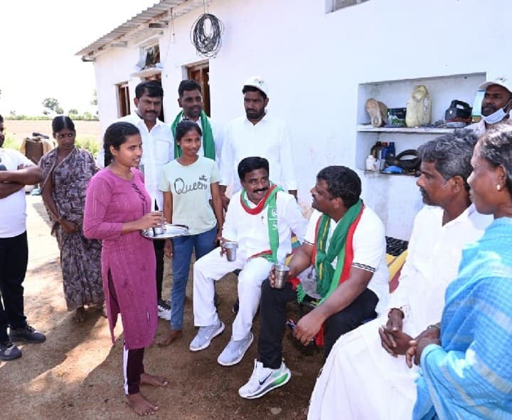 కడంపల్లిలో విద్యార్థినికి రూ.లక్ష ఆర్థిక సాయం అందించిన తీన్మార్ మల్లన్న - Udayam