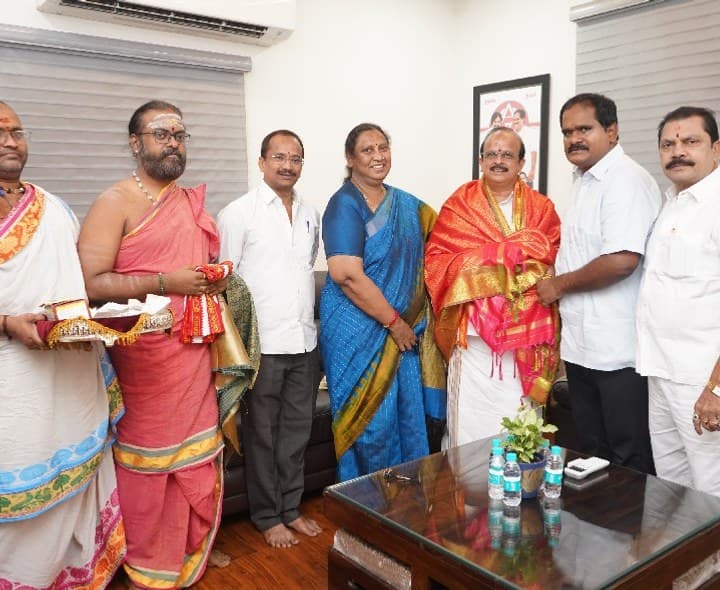 ఆలయ ఈఓ వెంకట్రావు గారికి సౌత్ ఎమ్మెల్యే వంశీకృష్ణ శ్రీనివాస్ ఘన సన్మానం - Udayam