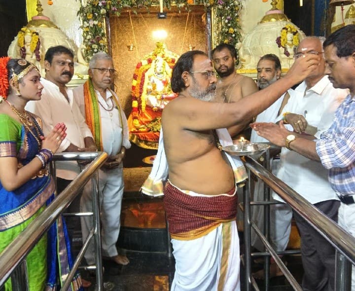పోర్ట్ హాస్పిటల్ జంక్షన్ శ్రీ లక్ష్మీ వినాయక ఆలయంలో గణపతి నవరాత్రులు - Udayam