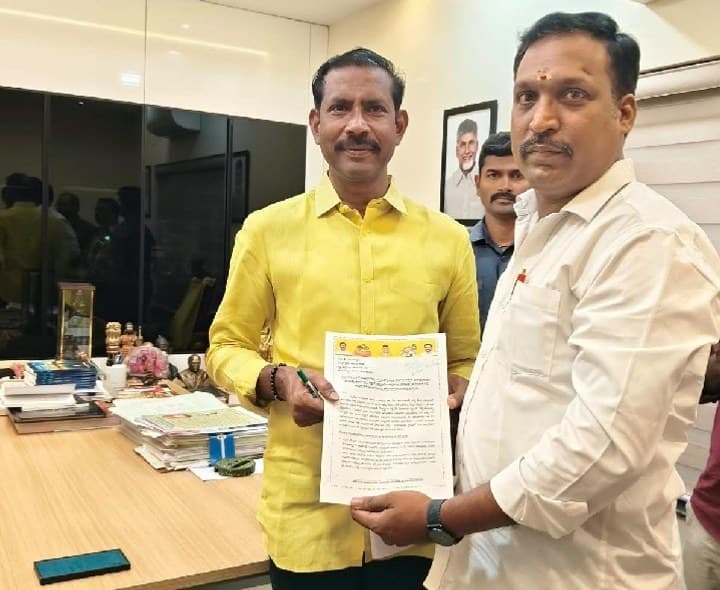 ఎమ్మెల్యే కు వినతిపత్రం సమర్పణ - Udayam