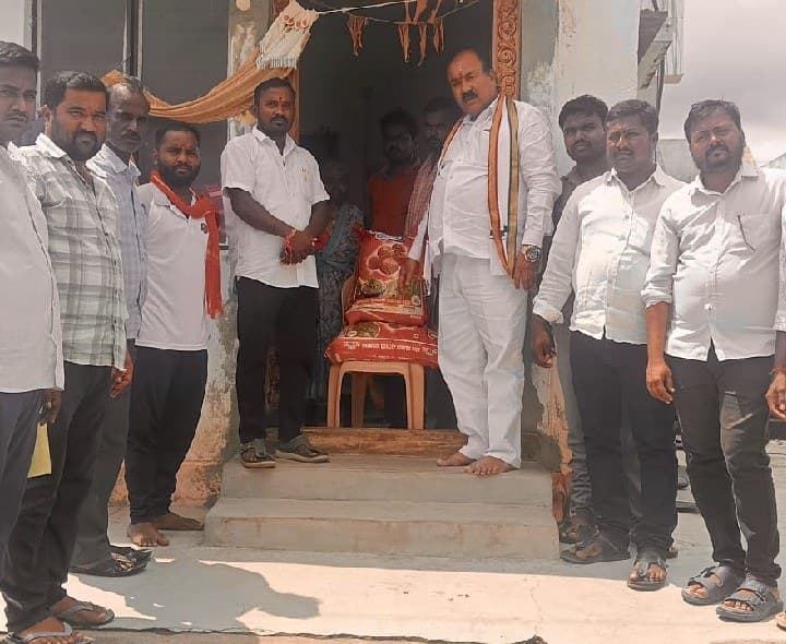 బాధిత కుటుంబానికి బియ్యం పంపిణీ - Udayam