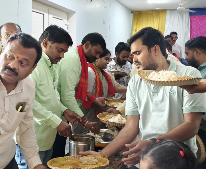 ప్రెస్ క్లబ్ ఆధ్వర్యంలో అన్నదానం - Udayam