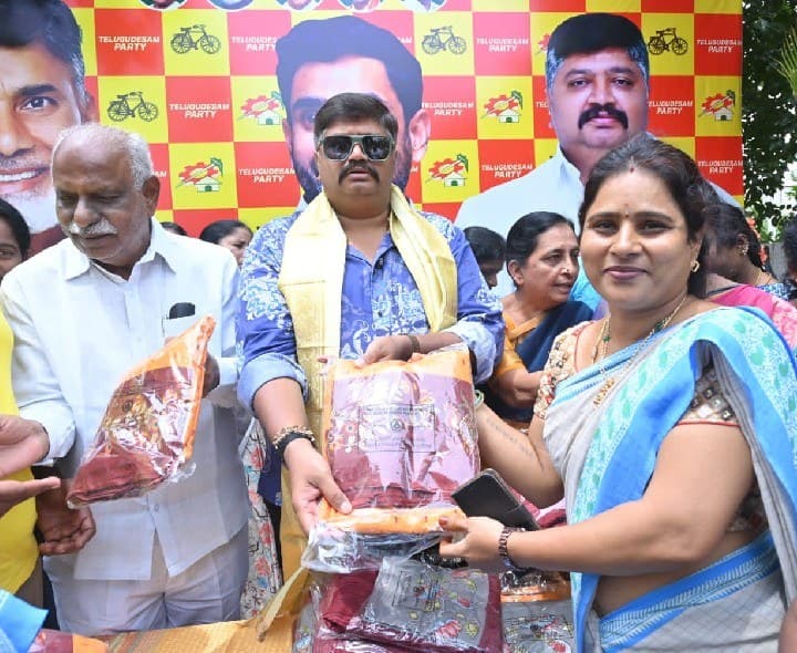 అంగన్వాడీ కార్యకర్తలకు యూనిఫాం పంపిణీ - Udayam