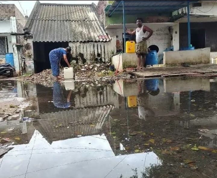 అక్కపువీధిలో మురుగునీటితో అవస్థలు - Udayam