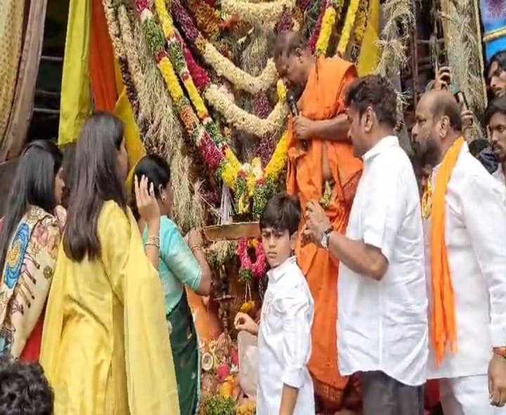 బడా గణేష్ను దర్శించుకున్న మాజీ మంత్రి - Udayam