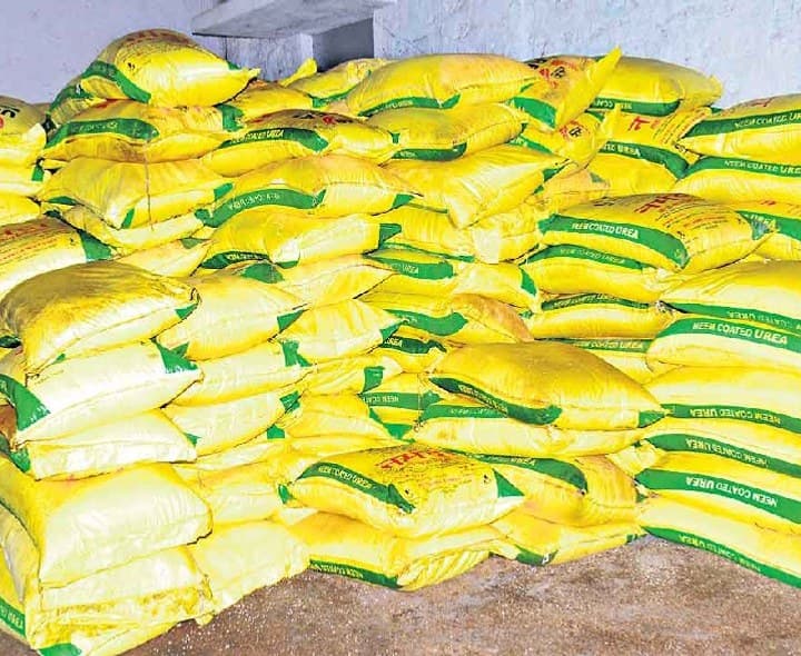 డోంగ్లి సొసైటీలో 1,444 డీఏపీ, యూరియా బస్తాలు - Udayam