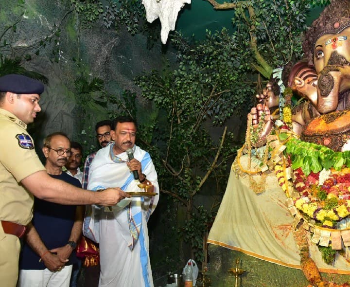 గణేష్ మండపాలలో సీపీ పూజలు - Udayam