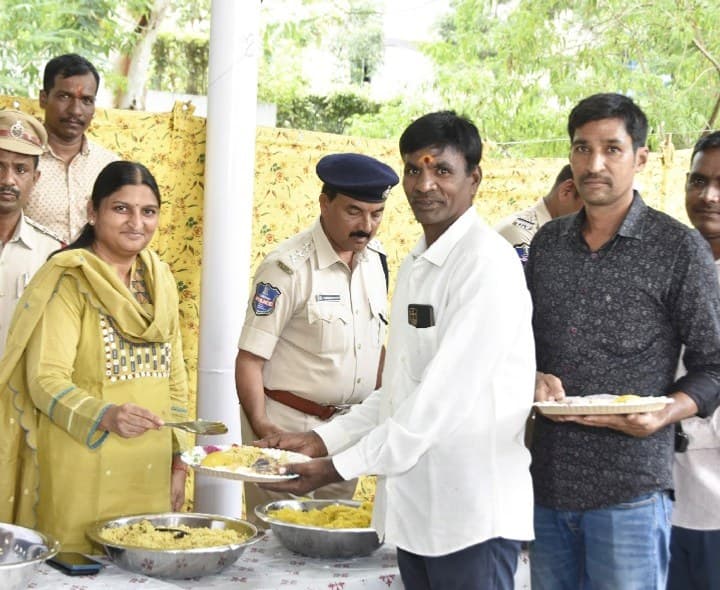 సురక్ష గణపతి వద్ద అన్నదానం - Udayam