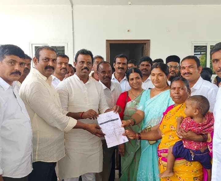 ఇందిరమ్మ ఇళ్ల ప్రొసీడింగ్స్ పంపిణీ - Udayam