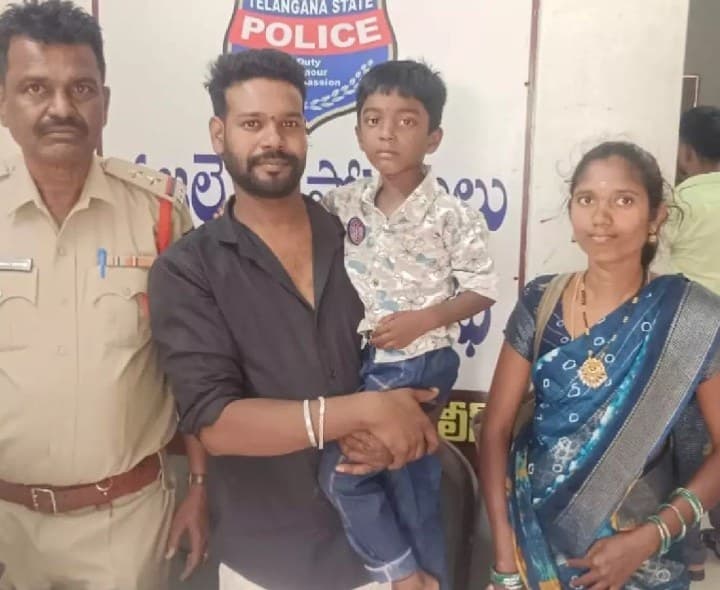 షాపింగ్ మాల్లో బాలుడి మిస్సింగ్ - Udayam