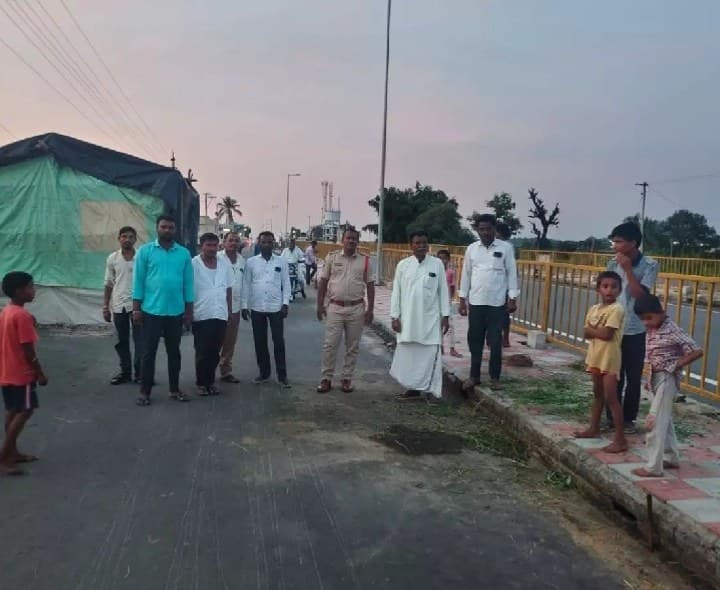సర్వీస్ రోడ్డుపై పశువులు కట్టొద్దు - Udayam