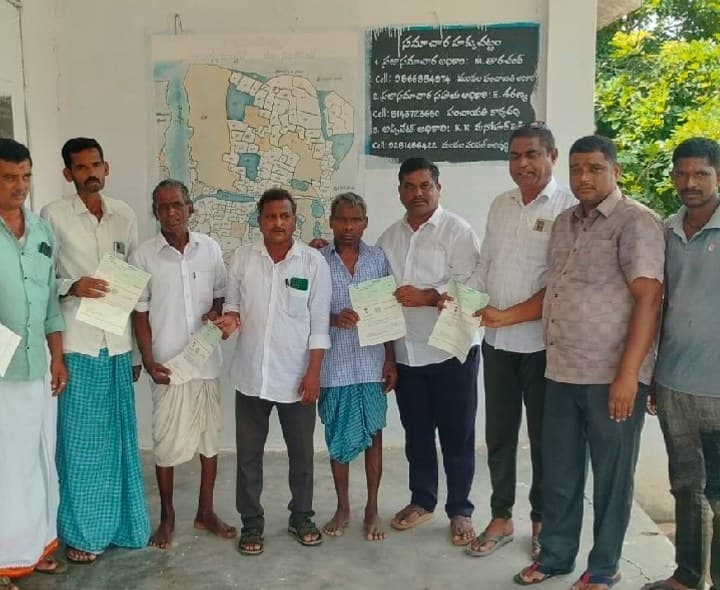 చిన్నవాల్గోట్లో సీఎంఆర్ఎఫ్ చెక్కుల పంపిణీ - Udayam
