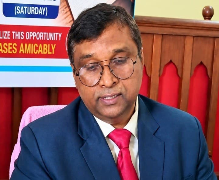 లోక్ అదాలత్లో 13 బ్యాంకు కేసుల పరిష్కారం - Udayam