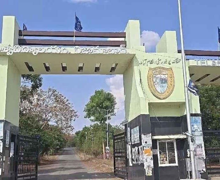 తెయూ లో ప్రశాంతంగా ఎంఈడీ బ్యాక్ లాగ్ పరీక్షలు - Udayam