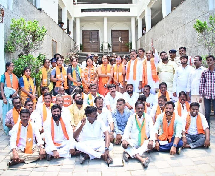 నిజామాబాద్ లో బీజేపీ నాయకుల ఆందోళన - Udayam