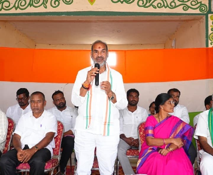 చందుర్తిలో 50 మందికి ఇందిరమ్మ ఇళ్ల పట్టాలు సీఎంఆర్ఎఫ్ చెక్కుల పంపిణీ - Udayam