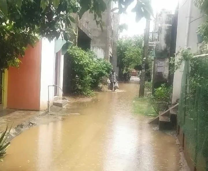 తేలికపాటి వర్షాలకే వీధుల్లో నిలిచిన బురద నీరు - Udayam