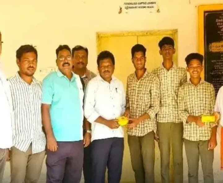 రాష్ట్ర స్థాయి పోటీలకు ఇద్దరు విద్యార్థులు - Udayam