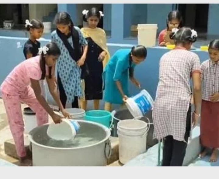 నీళ్లు లేక విద్యార్థినిల ఇబ్బందులు - Udayam