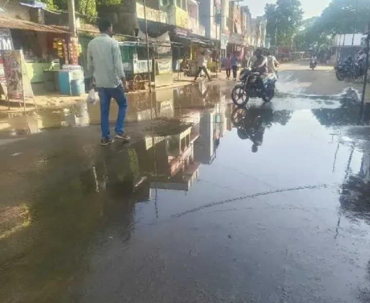 కురుపాంలో రోడ్డుపై ప్రవహిస్తున్న మురుగునీరు - Udayam