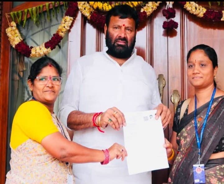 ఓటరు వివరాలు అందజేసిన కూన శ్రీశైలం గౌడ్.