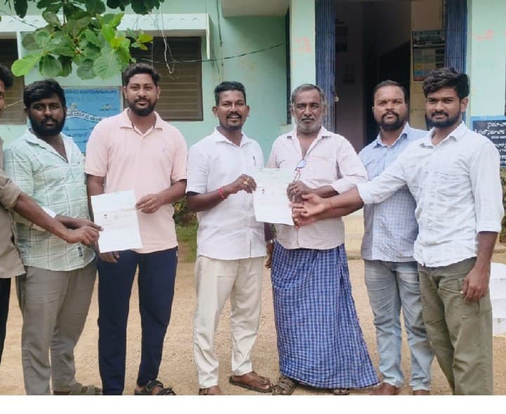 సీఎం ఆర్ ఎఫ్ చెక్కులు పంపిణీ - Udayam